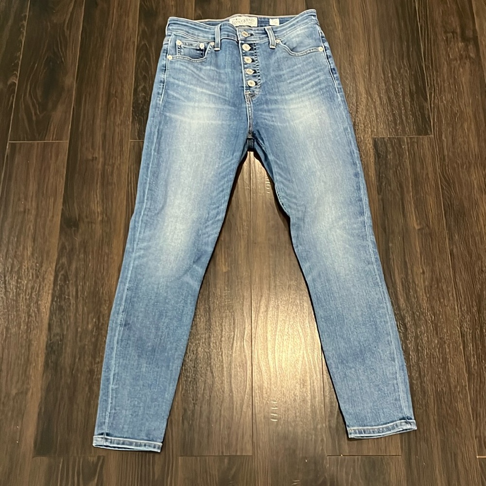 Lucky Brand Bridgette Crop jeans. Size 4/27 Medium wash ⭐️ Excellent condition